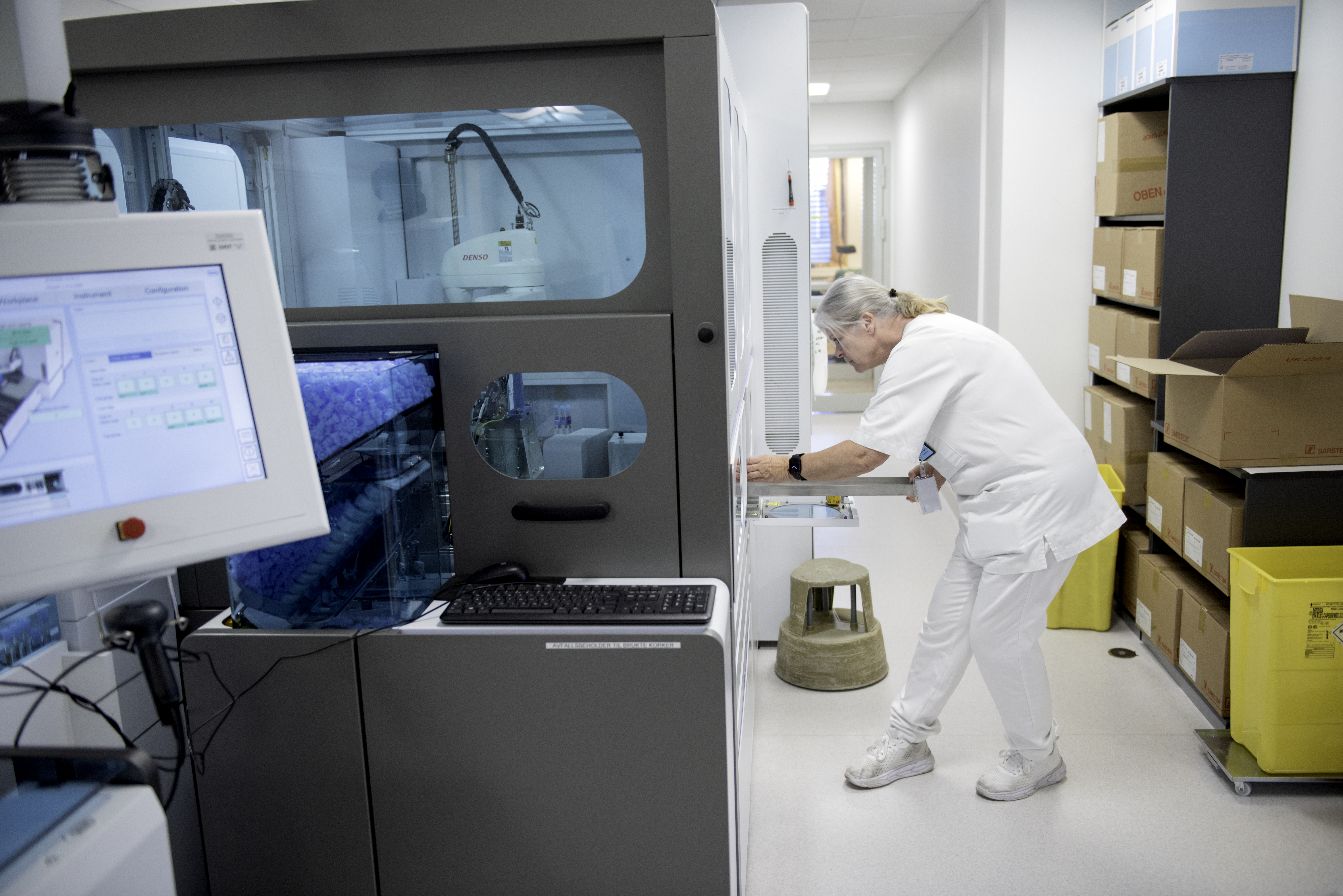  Bioingeniør Laboratoriearbeider justerer avansert medisinsk analysemaskin i moderne laboratoriumFoto:  Luca Kleve-Ruud