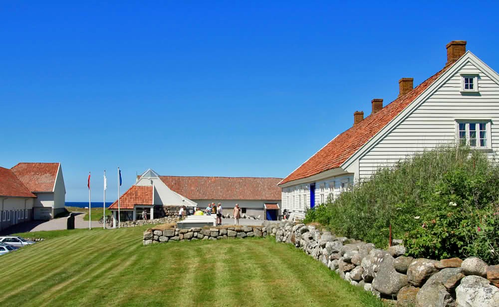 Hå gamle prestegard grønn plen hvitt hus og masse blå himmel. Rettigheter: Hå gamle prestegard