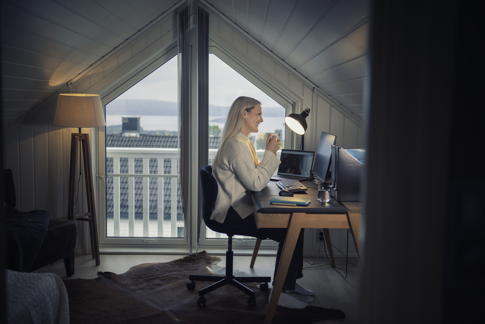 Dame på hjemmekontor som tar Intro 1 kurset