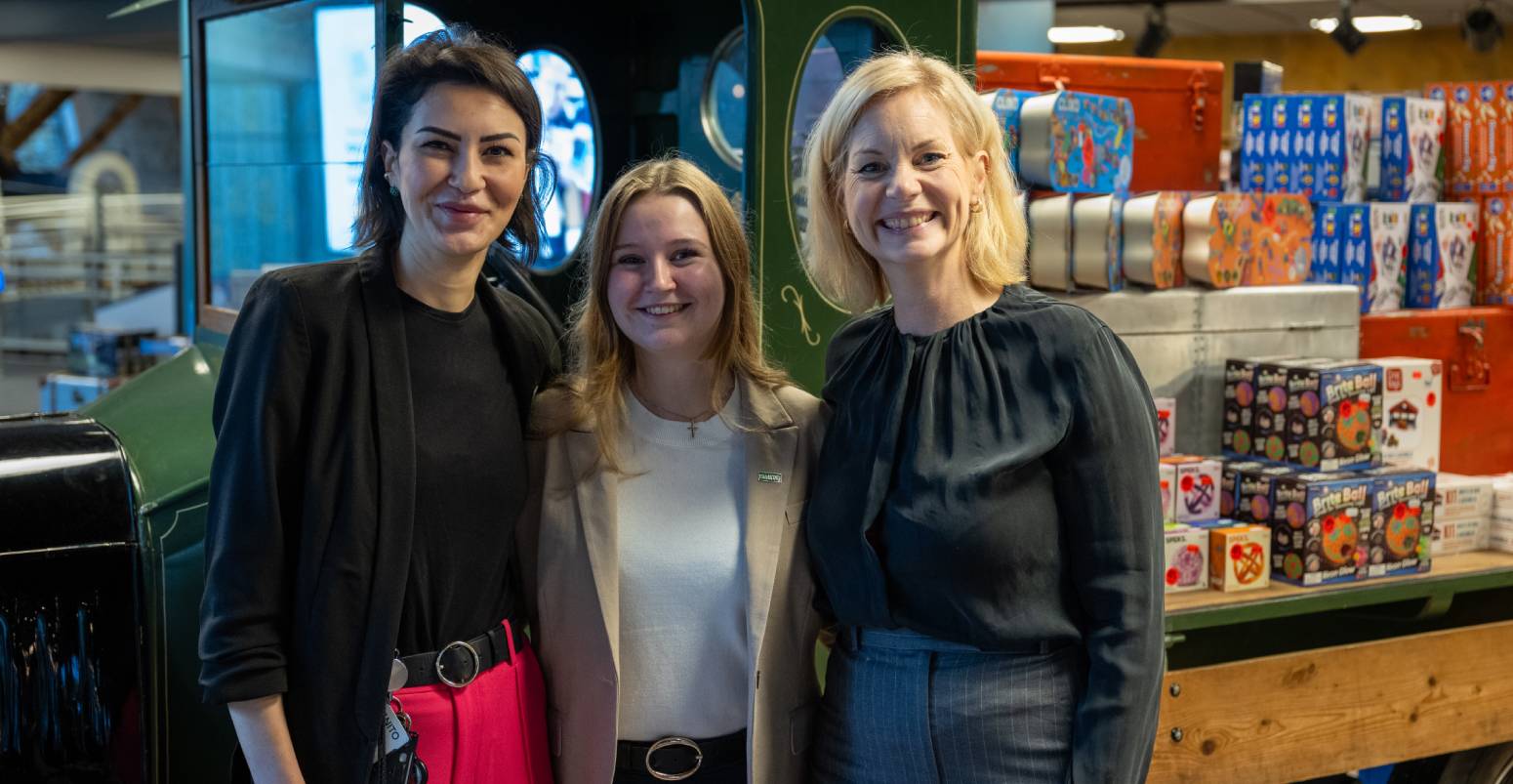 Visepresident i NITO Safina de Klerk, studentleder Sofie Str&oslash;m Olsen og statsr&aring;d Sigrun Aasland. Foto: Bjarne Krogstad