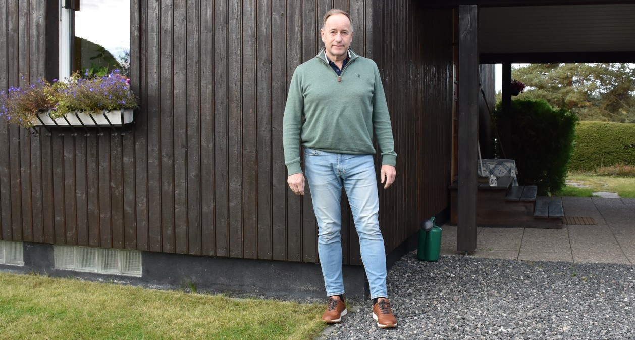 Bj&oslash;rn &Oslash;stmoe ute foran huset