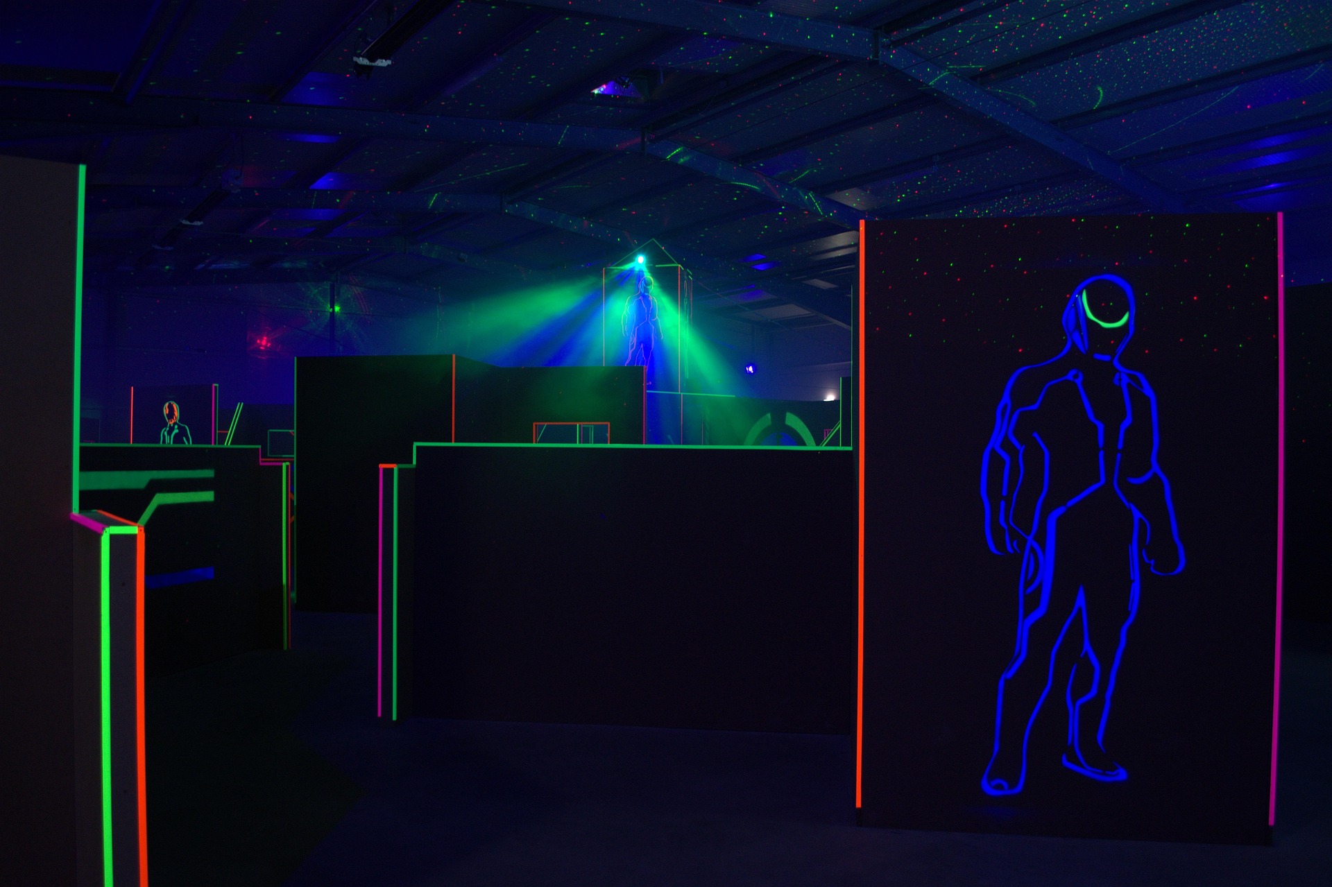 Bilde av lasertag-arena. Foto: Pixabay/meli1670