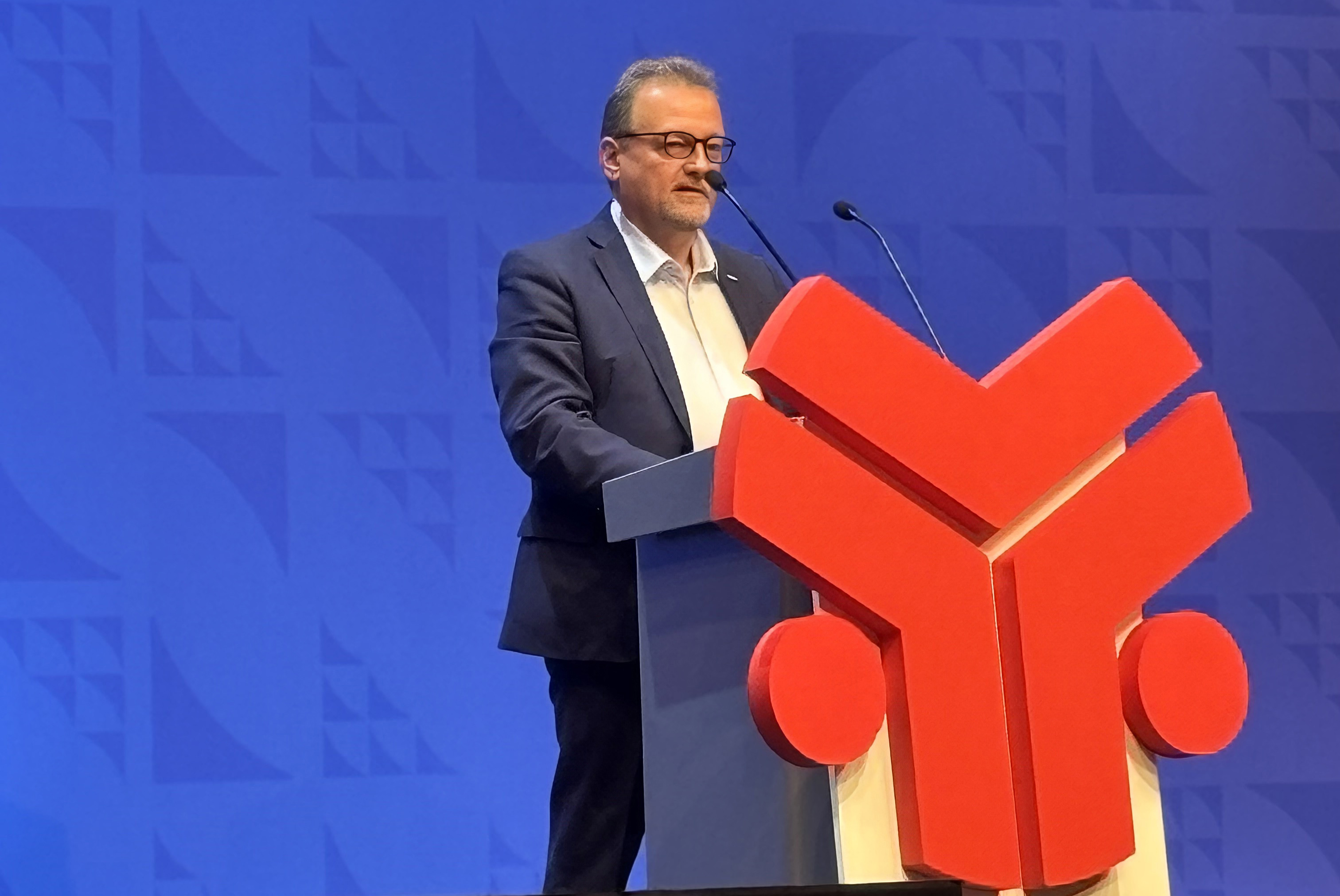 Kjetil Lein, President of NITO, at the podium during IndustriAll in 2025.