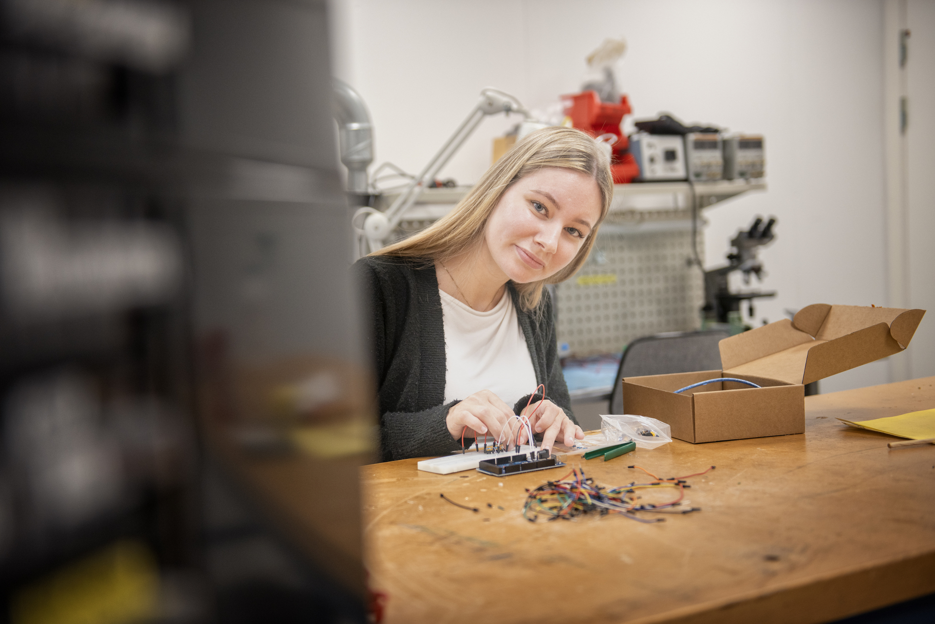 Student på universitetet. Kvinnelig student gjør skolearbeid. Foto: Luca Kleve-Ruud