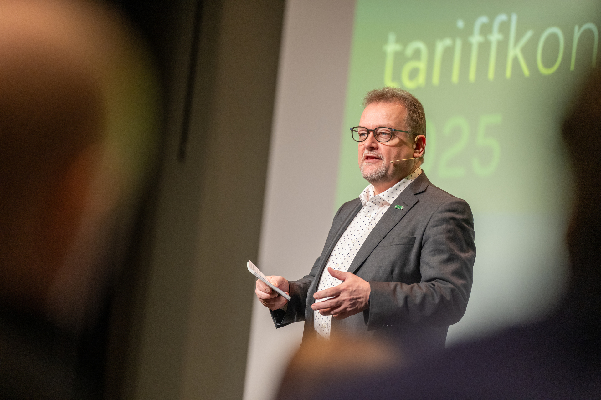 NITO-president, Kjetil Lein, står på scenen på sentral tariffkonferanse 2025.