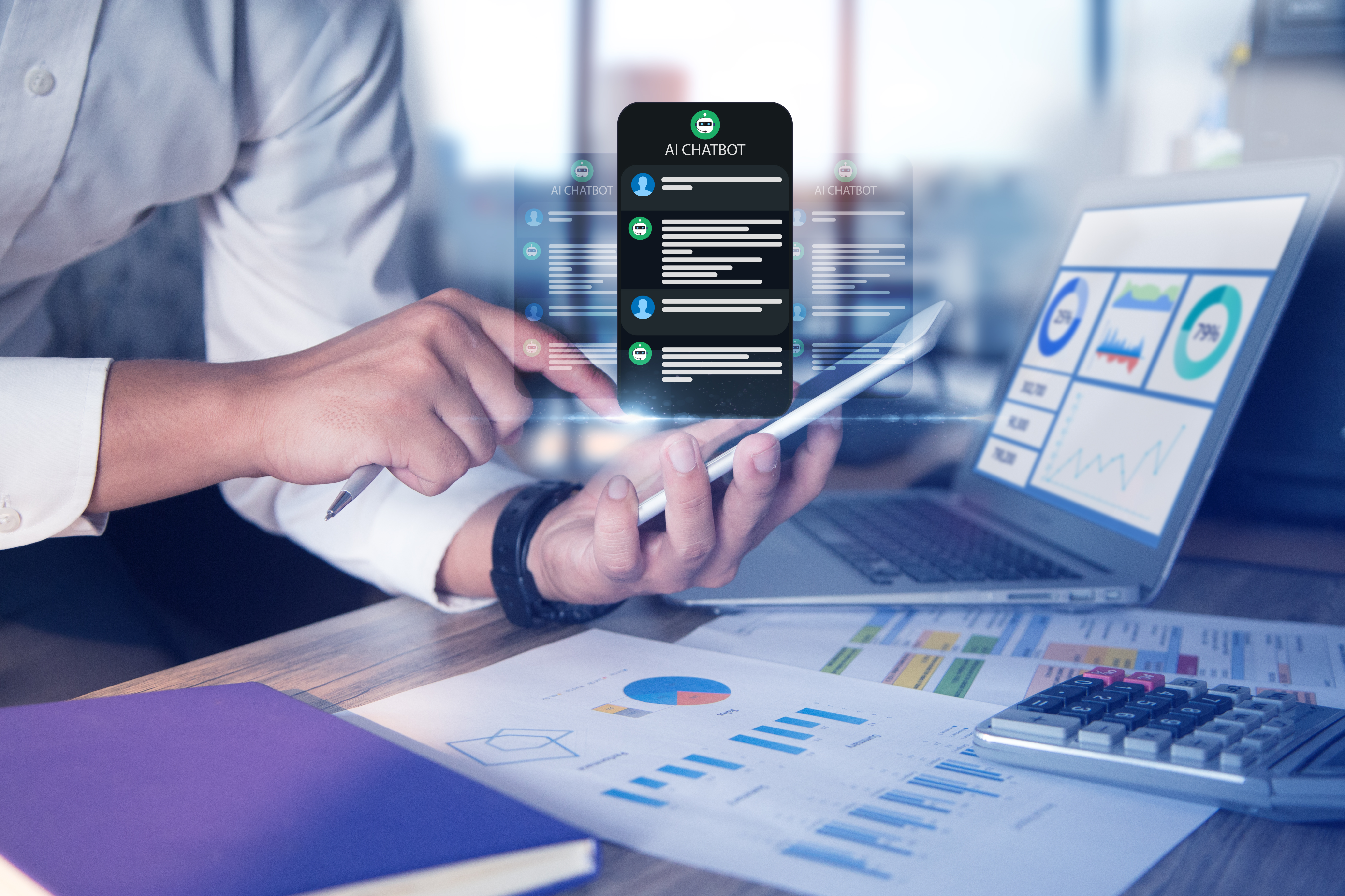 Mann bruker en KI-chatbot for å få hjelp.