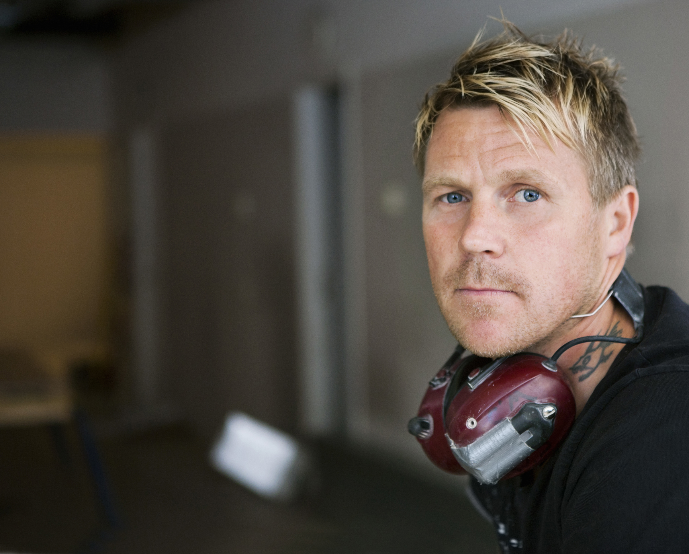 Blond mann med hørselsvern rundt halsen som ser alvorlig inn i kamera Foto: GettyImages