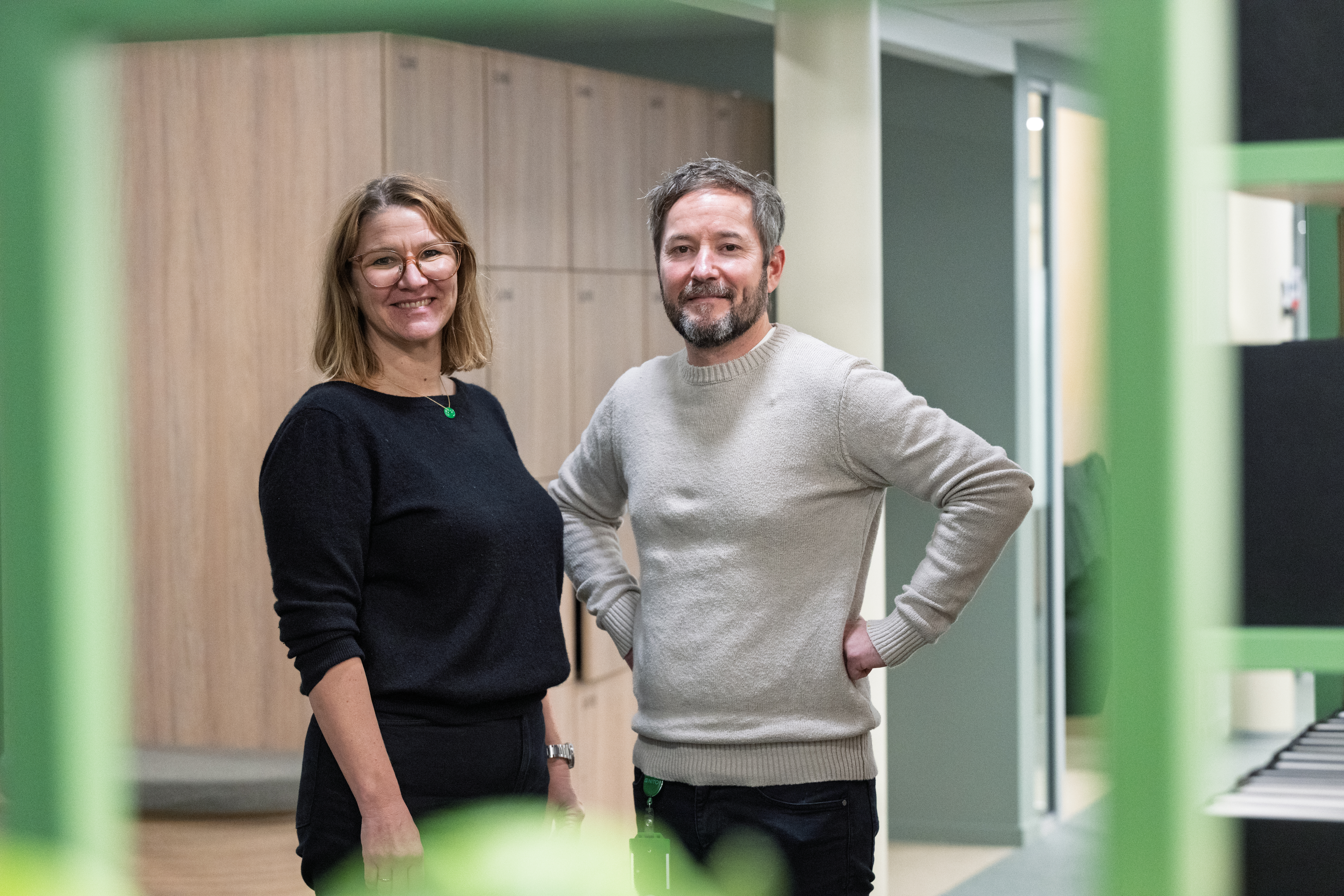 Gunhild Laland Mohn og Kenneth Gundersen fra NITO står side om side og smiler mot kameraet