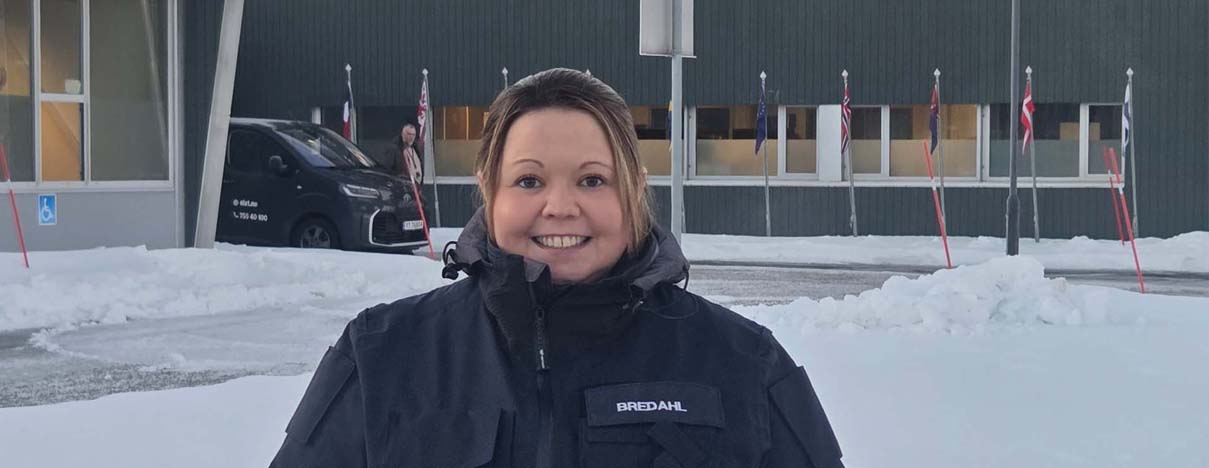 Kristel Bredahl i arbeidsuniform ute