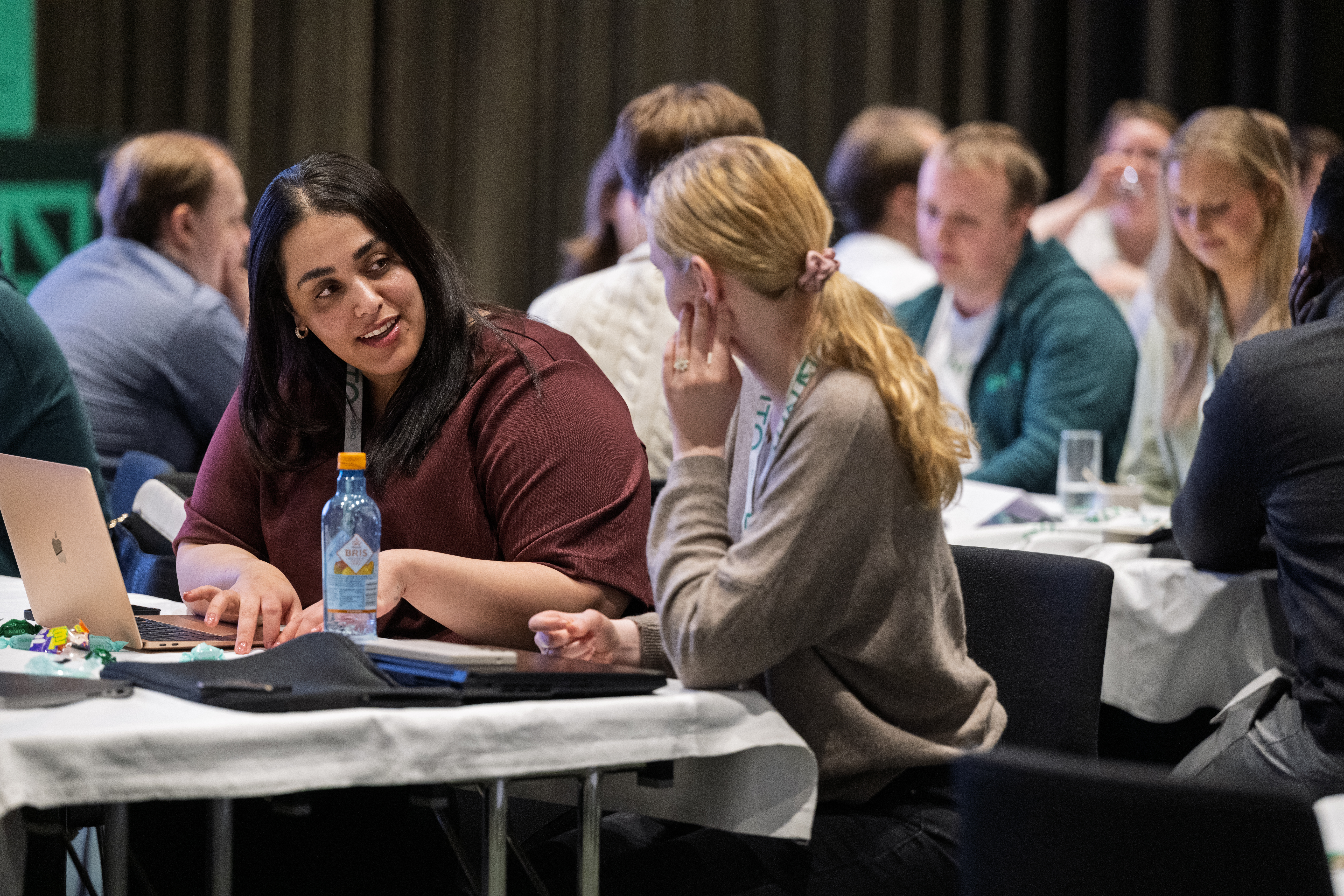 Ung medlemmer snakker sammen 