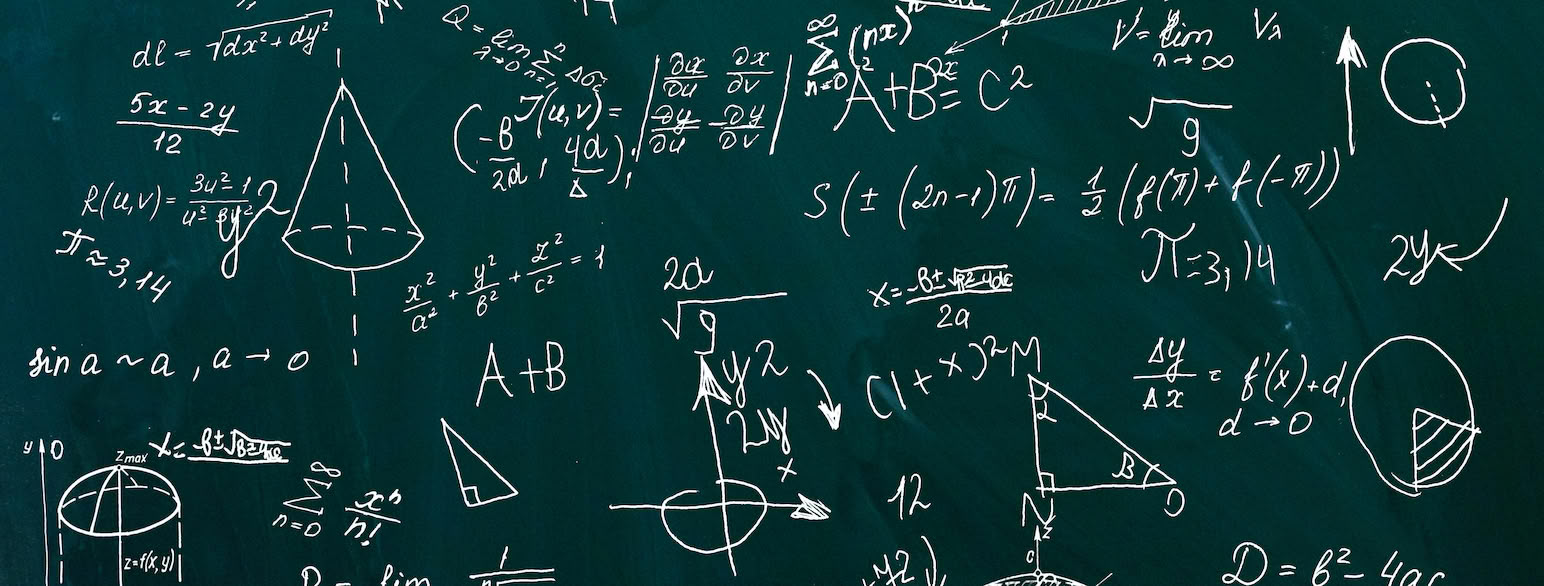 Mange formler på en grønn tavle