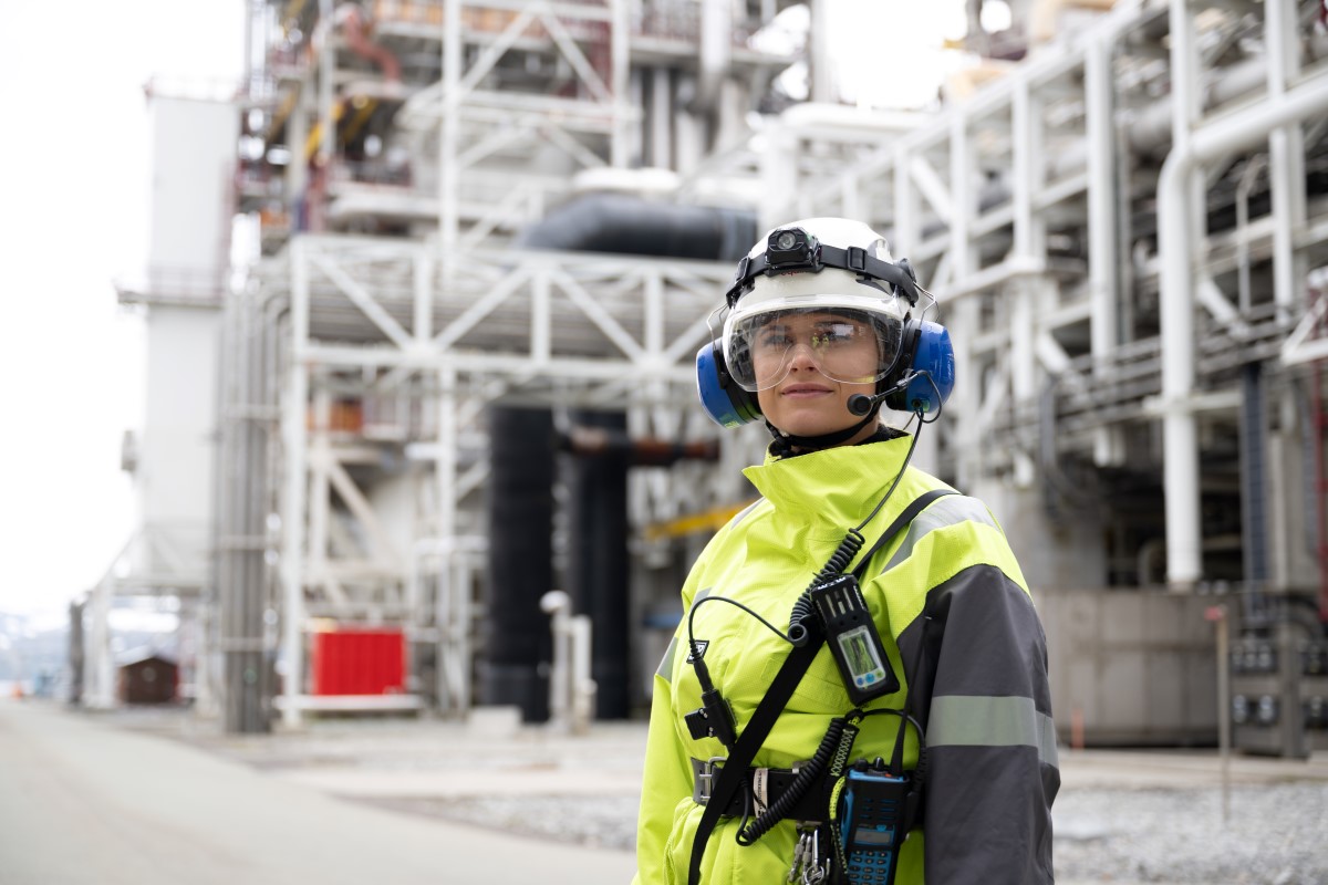 Kvinne med hjelm og arbeidsklær