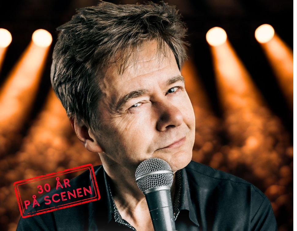 Artisten Roar Brekke med mikrofon. 30 år på scenen. Tittel "for å si det sånn".