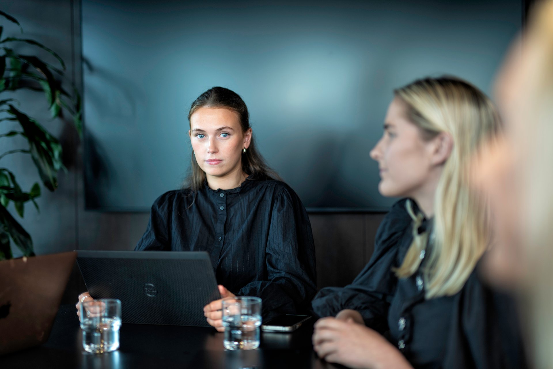 Young employees in a professional meeting about severance agreements and working conditions in the office | NITO