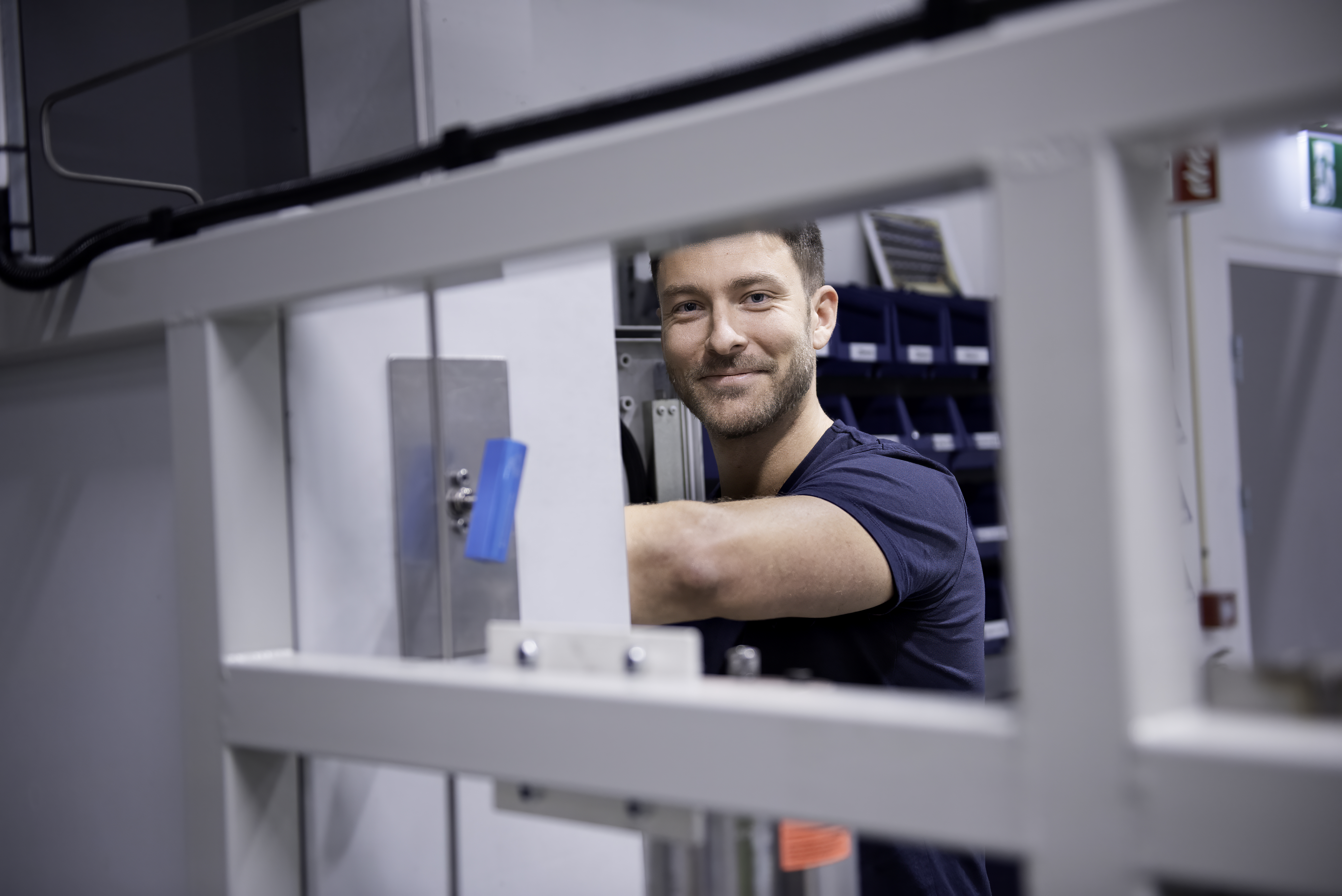 Ung ingeniør på jobb