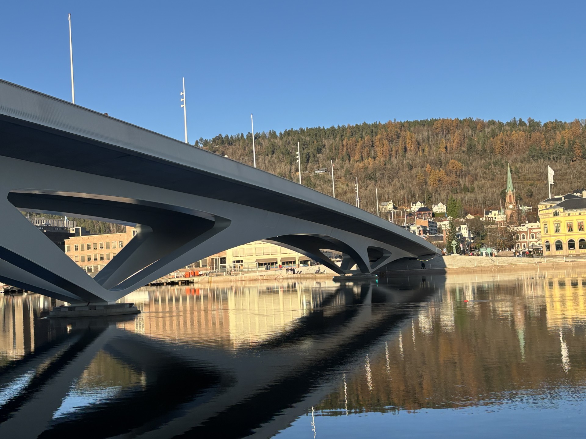 bru i fint høstvær