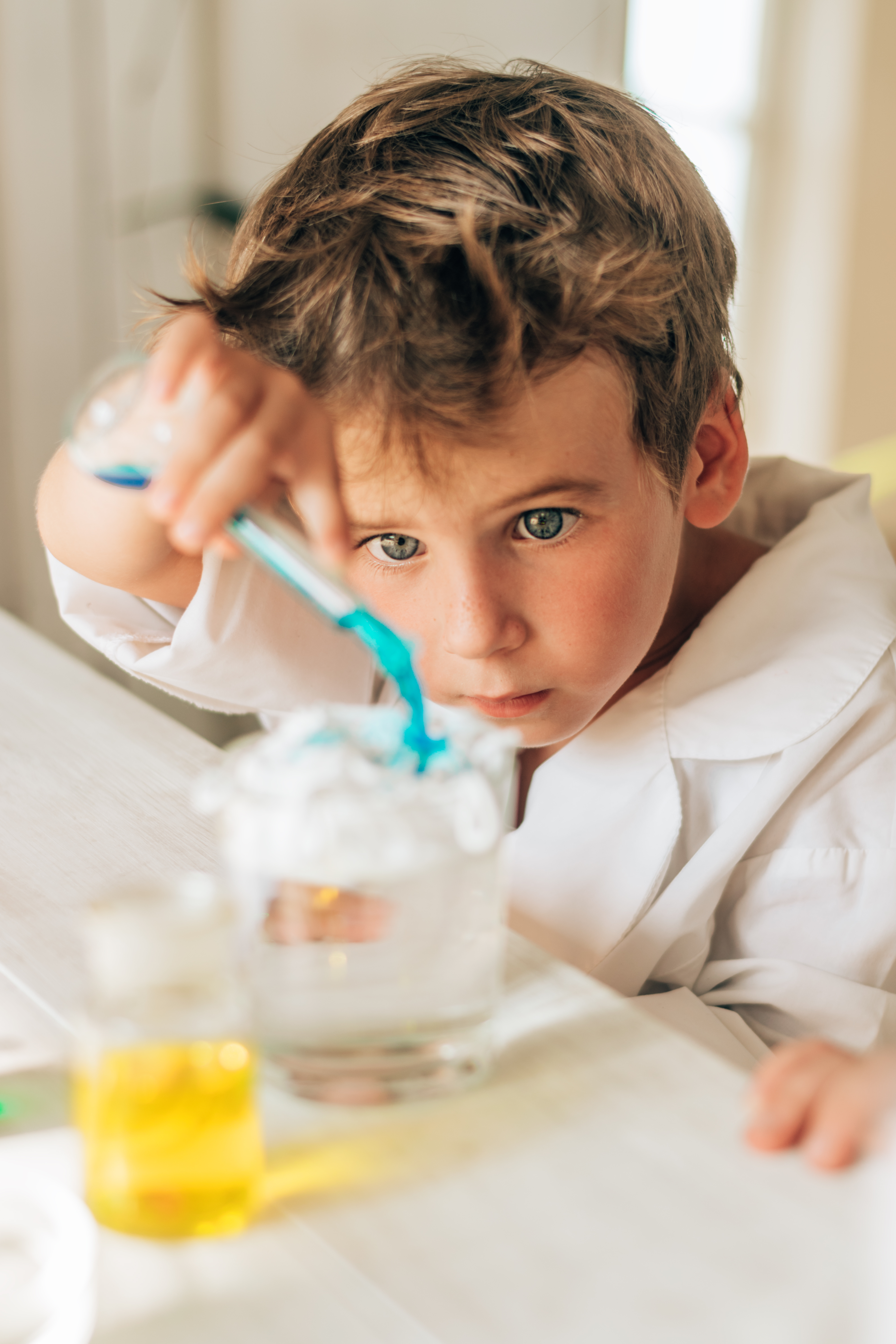 Illustrasjonsbilde av barn og vitenskap. Bli med NITO på barnas ingeniørdag.Foto Getty Images.