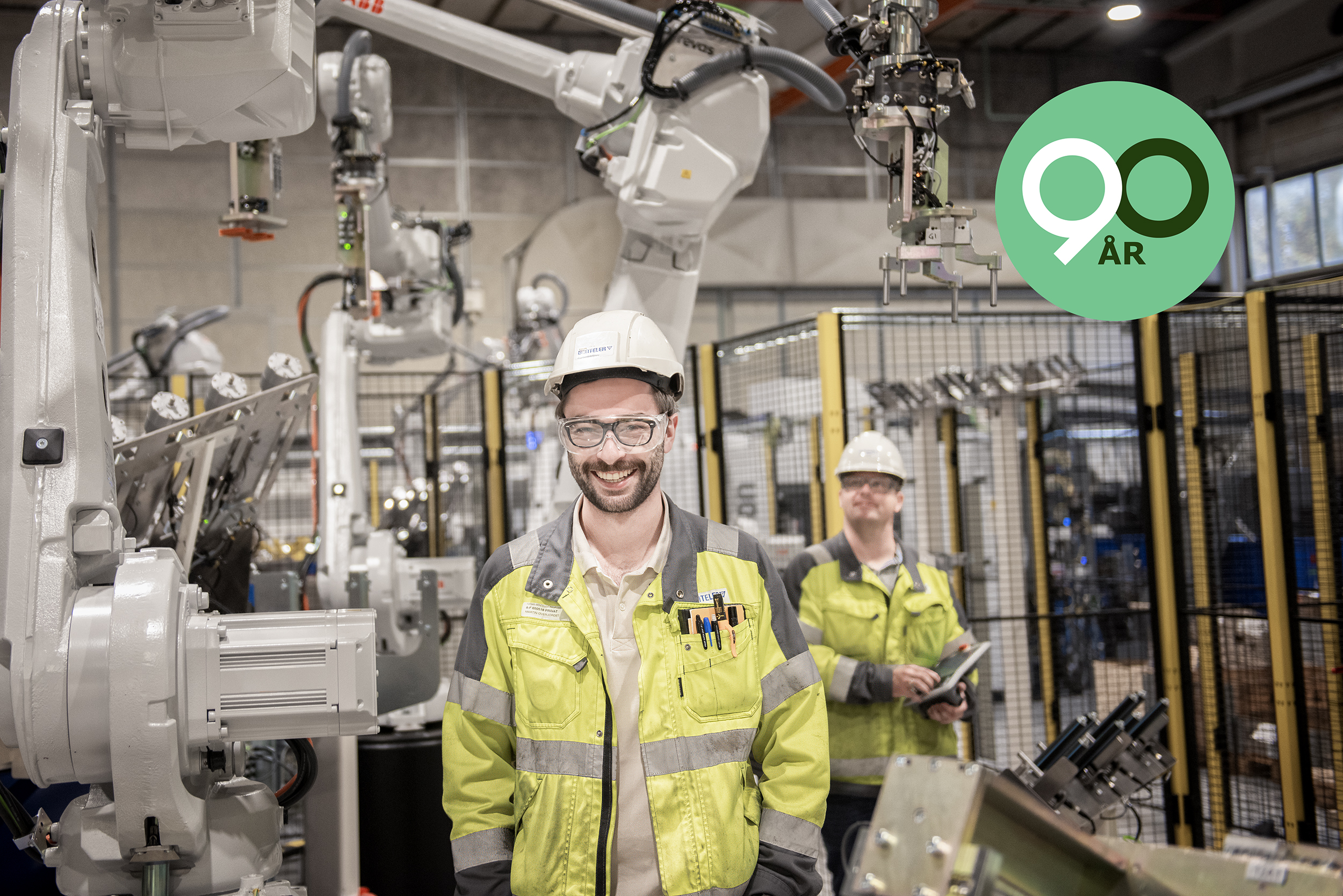 To landmålere står ute på en ås og undersøker terrenget