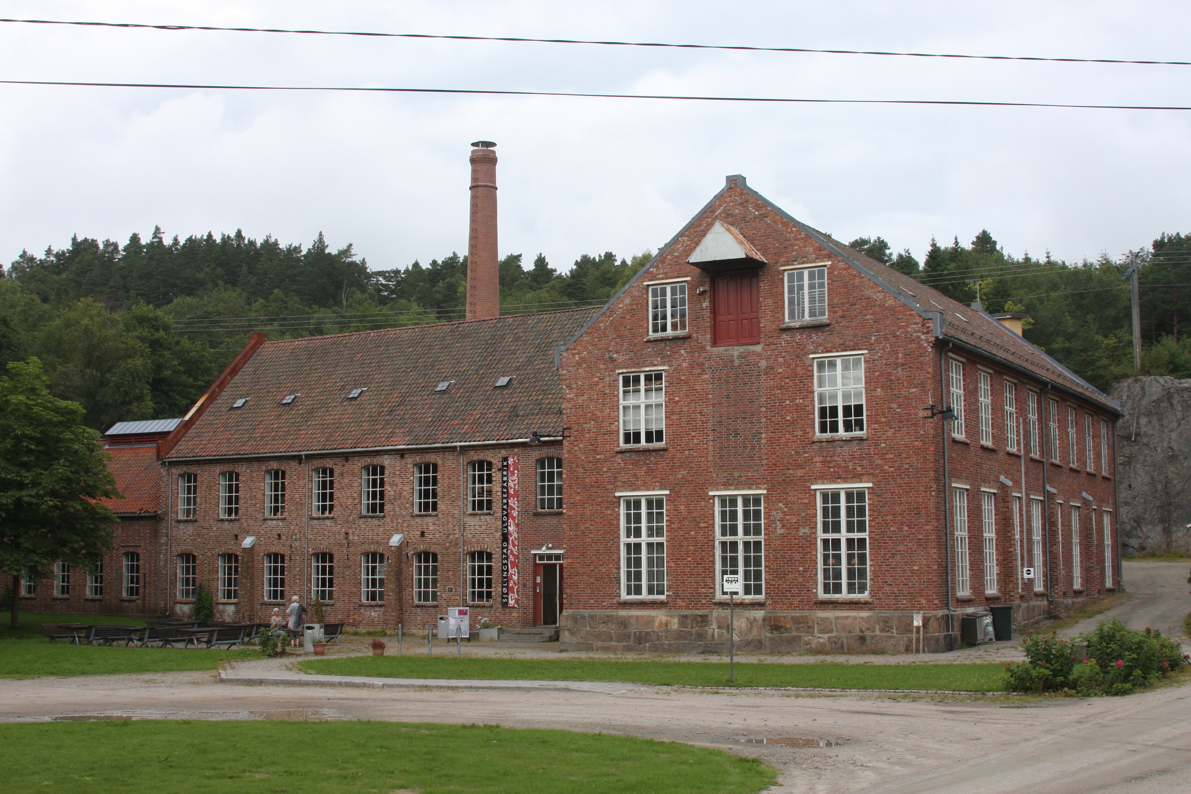 Bilde av bygning som er Sjølingstad Uldvarefabrikk, foto er Bjoertvedt