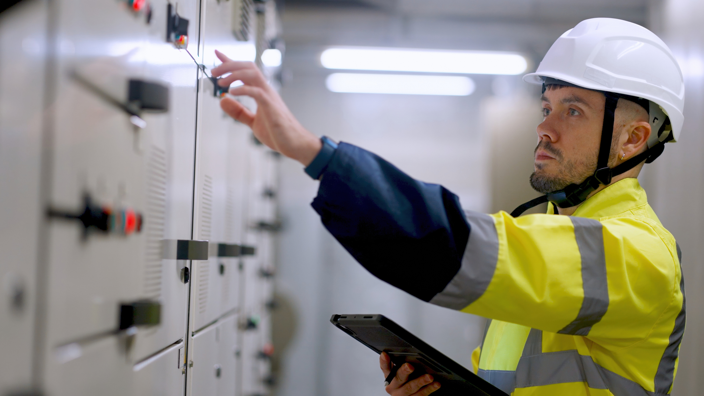 Elektroingeniør kontrollerer systemer