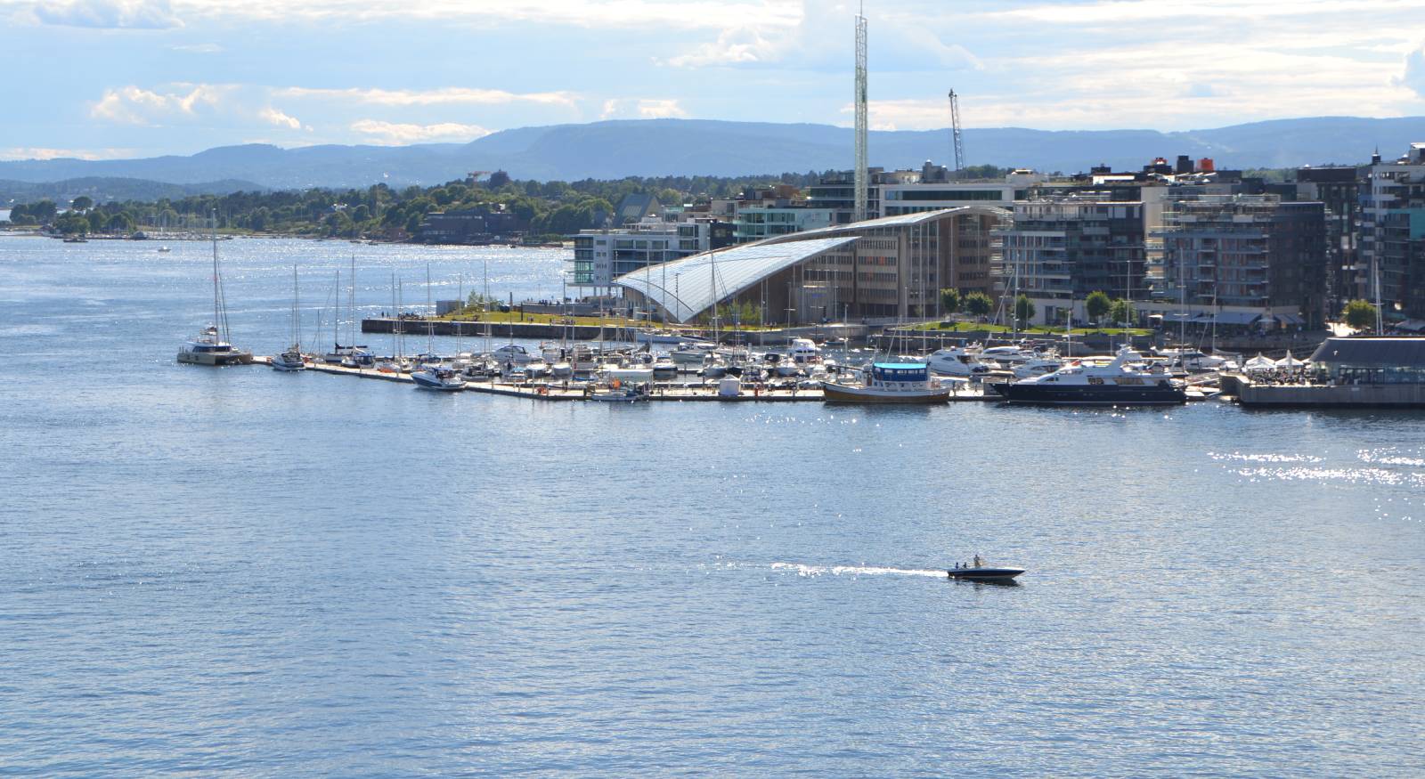 The picture shows the inner Oslofjord, with Aker Brygge in the background.