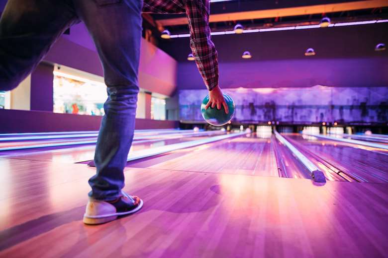 En person som spiller bowling