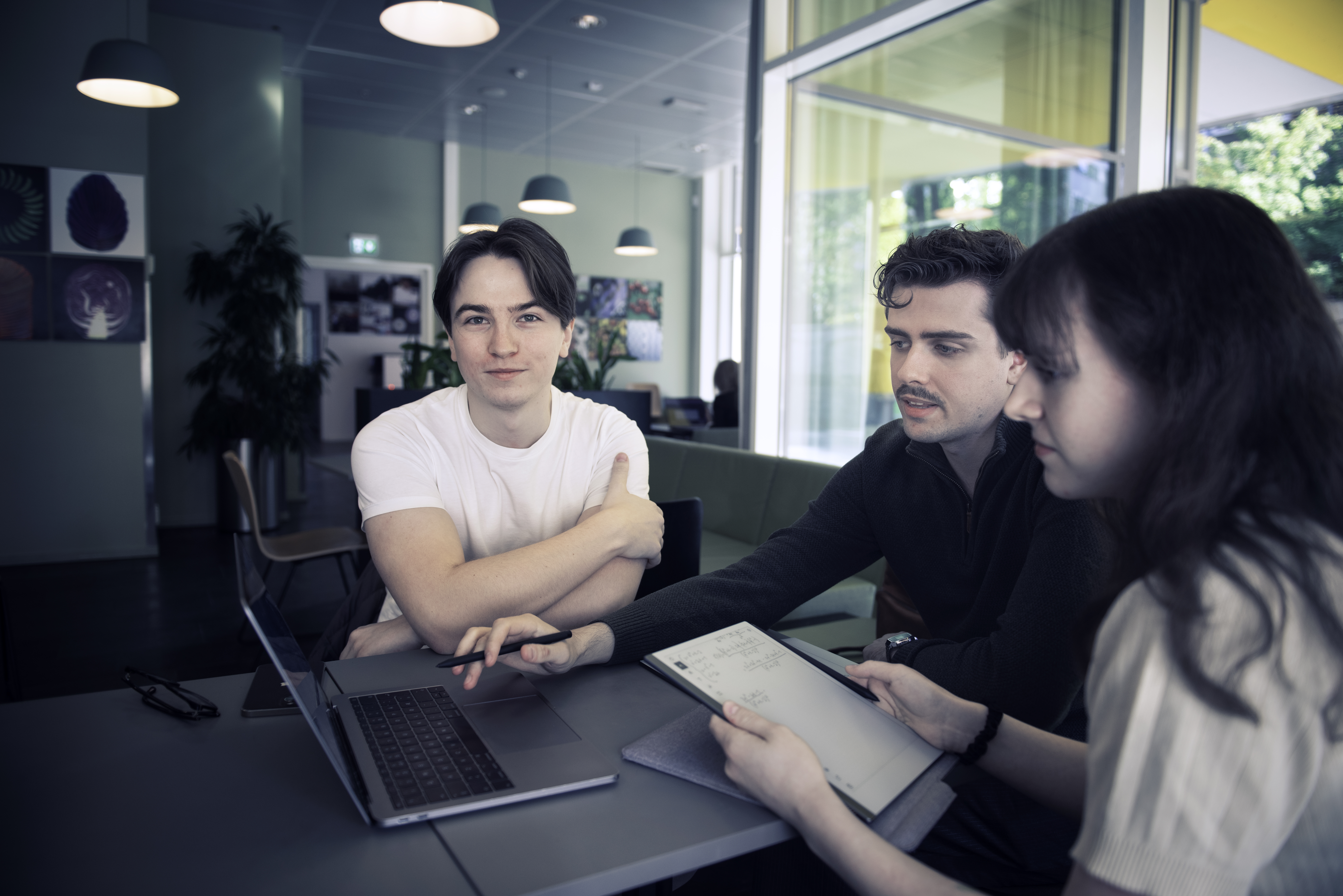  En kollokviegruppe. En gruppe studenter har samlet seg for å arbeide med  en oppgave.