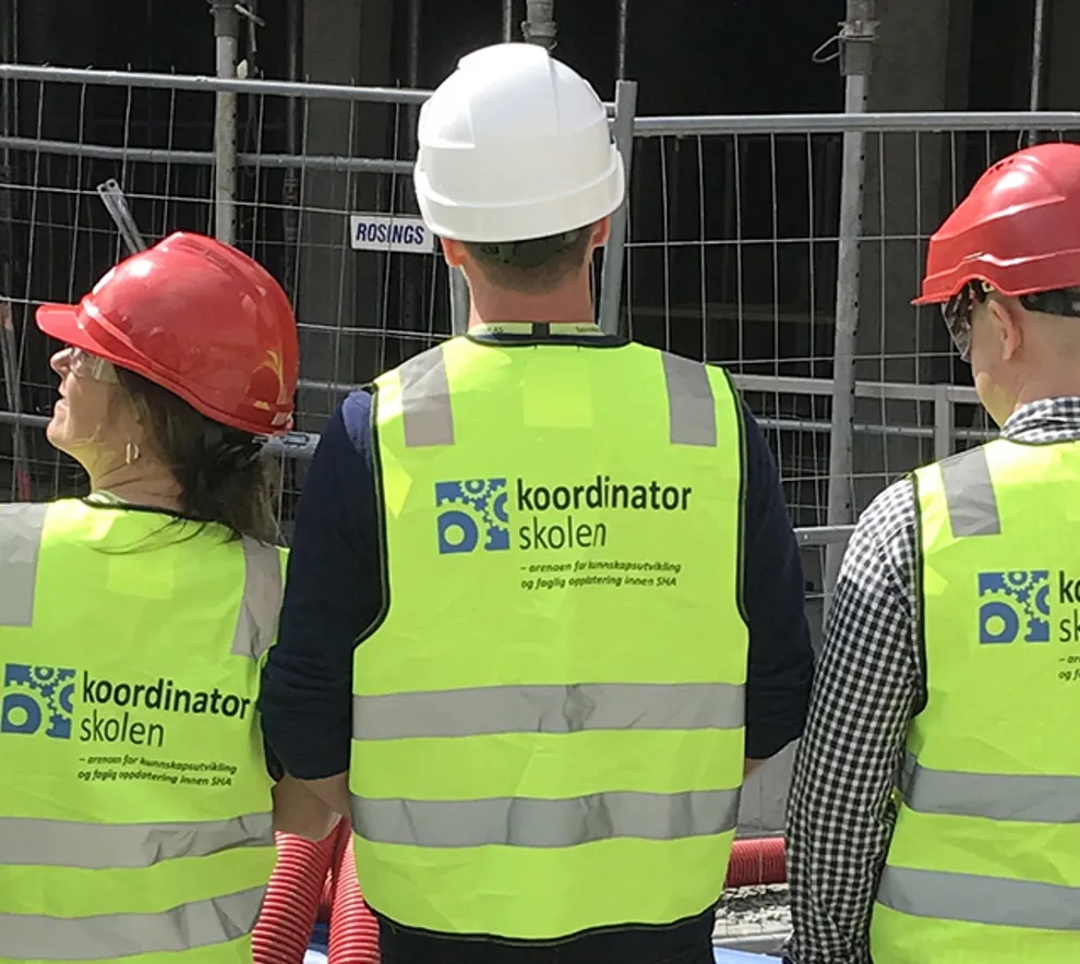 Tre personer med arbeidshjelm og refleksvest