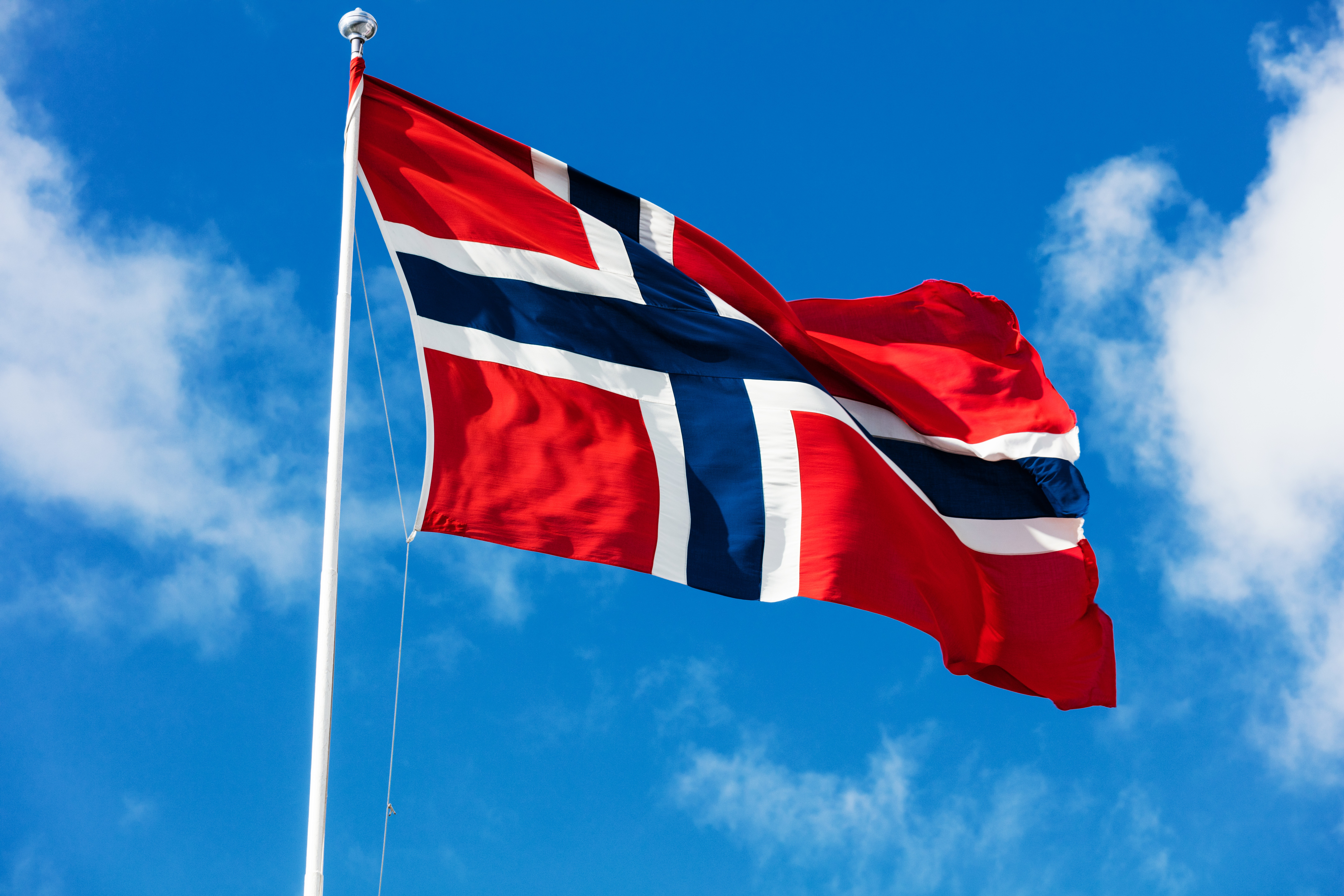 Det norske flagget vaier i vinden