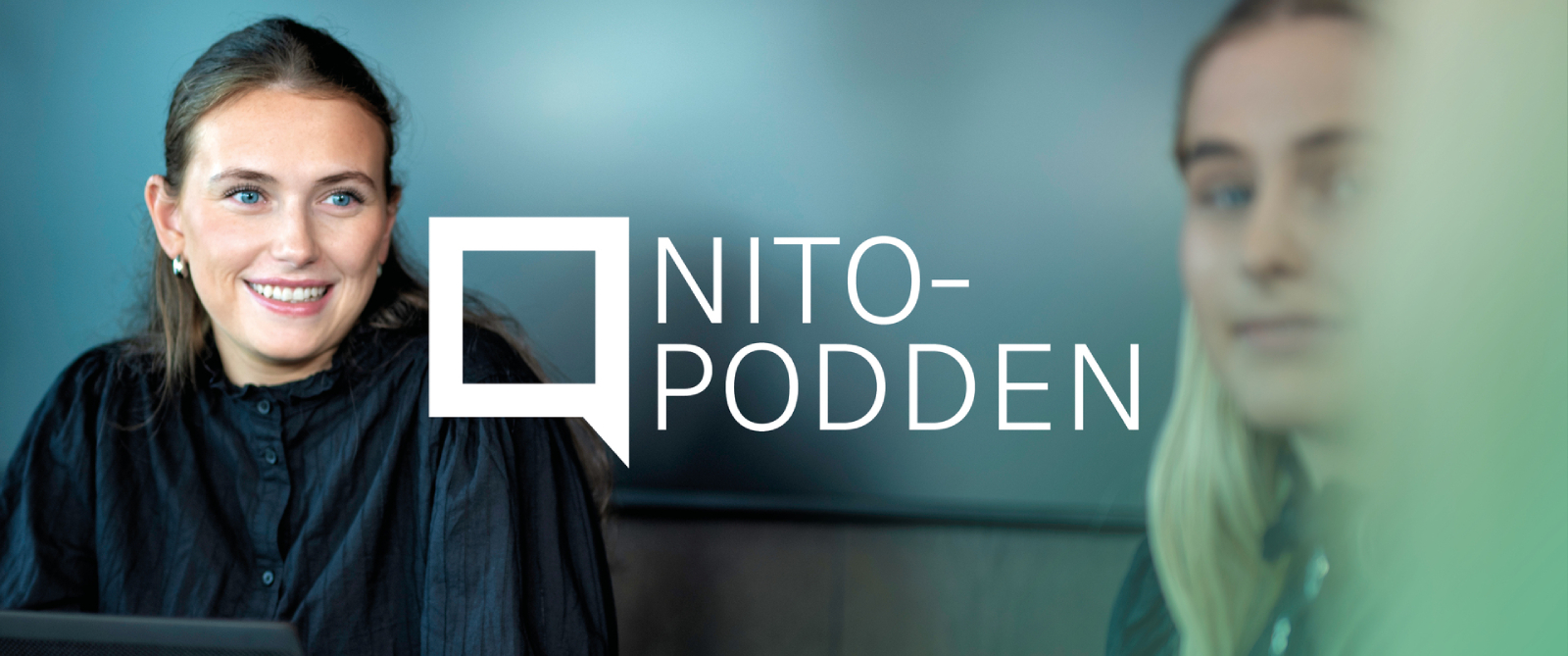 The picture shows the text "NITO-PODDEN" in light font on a dark background. It gives the impression of a professional podcast studio.