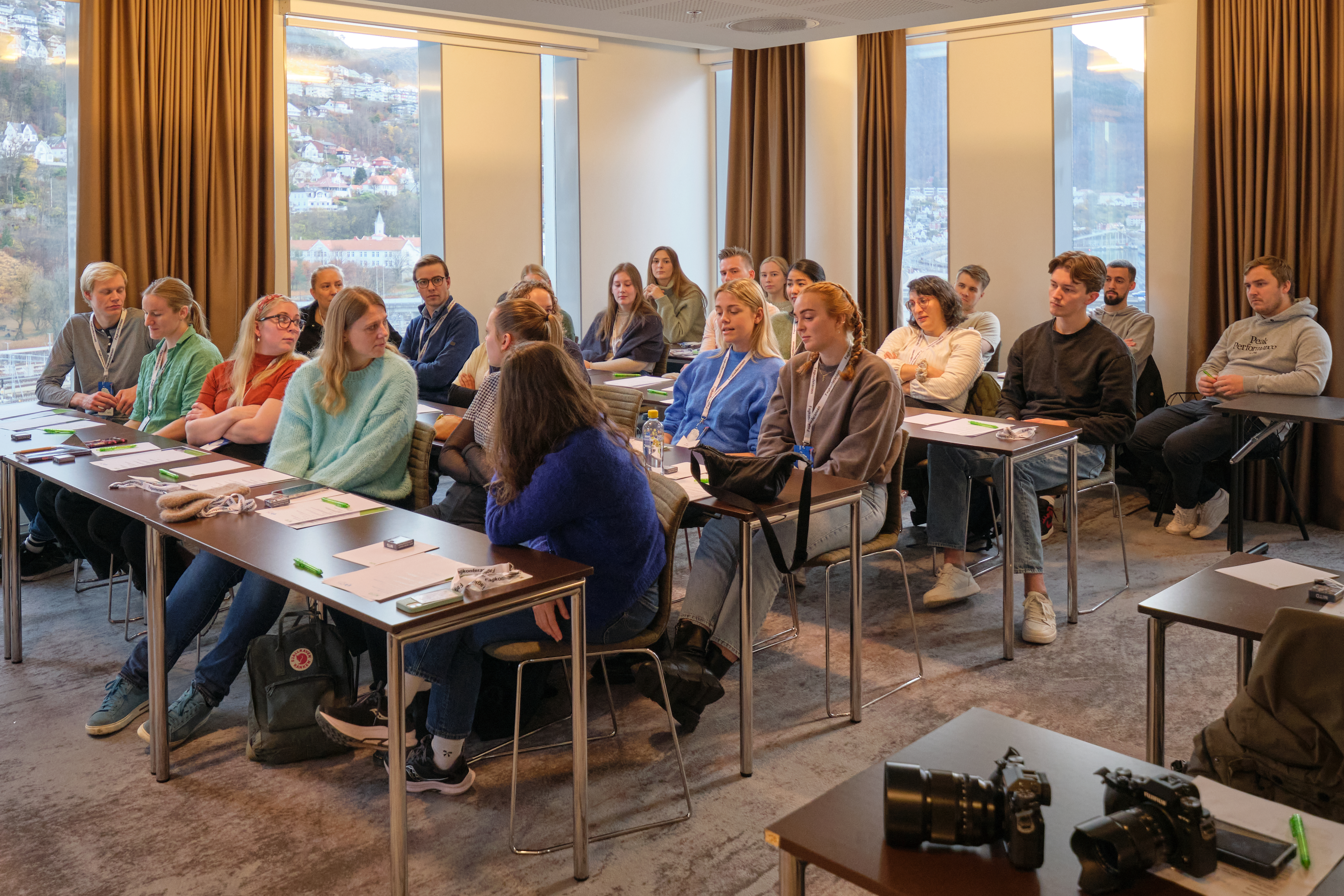 Turnuskandidater som sitter i klasserom og får undervisning