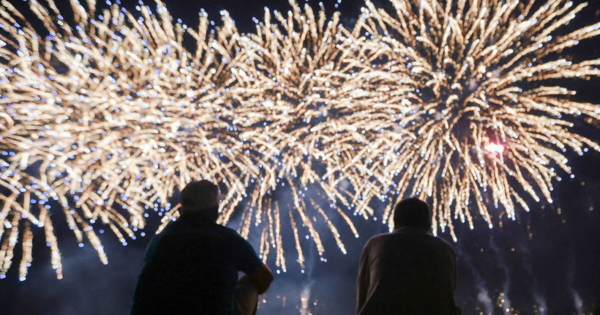 silhuett av to mennesker som ser på nyttårsrakketter