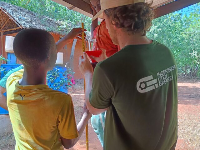 To personer avbildet i forbindelse med IUG sitt arbeid