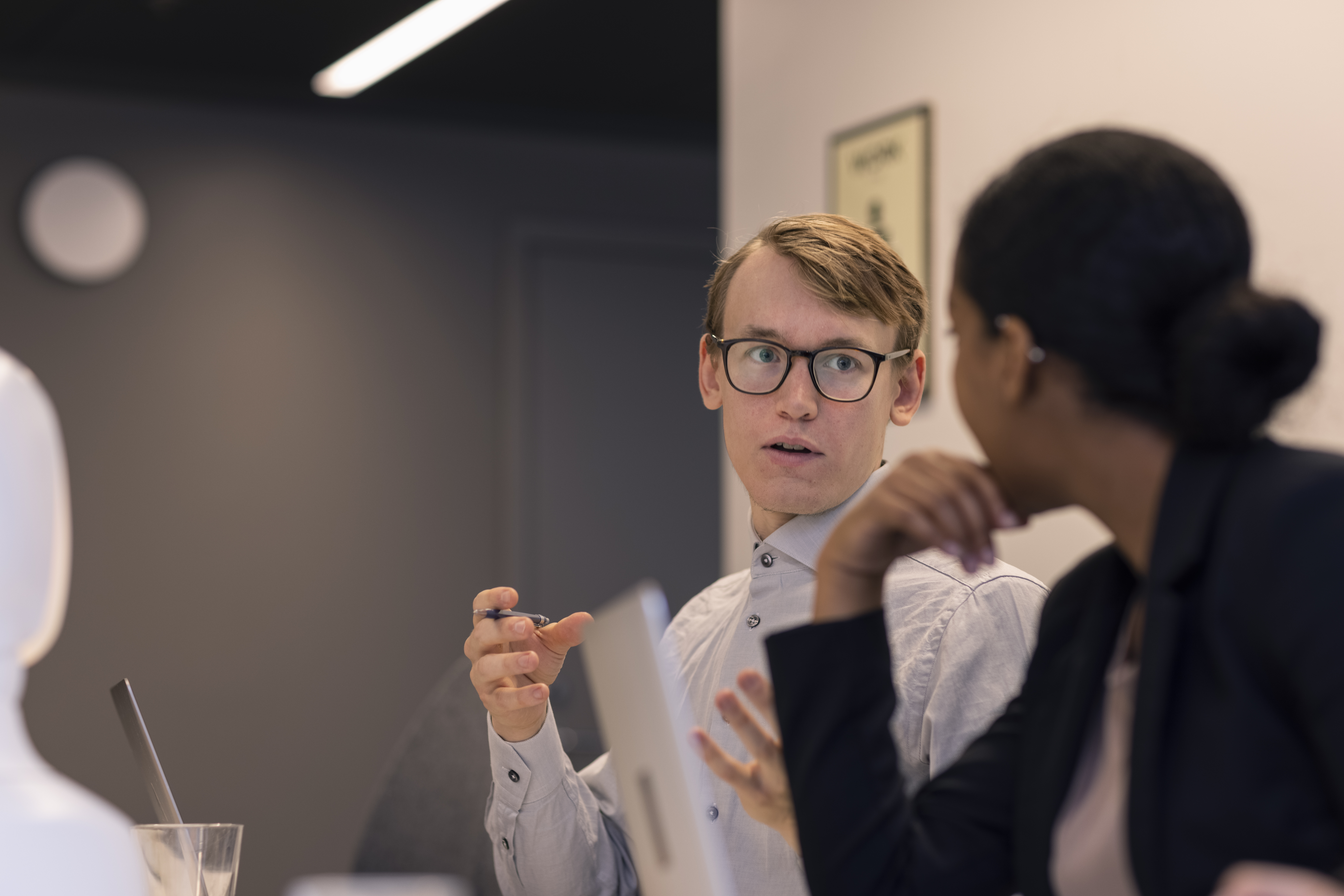 To kollegaer i samtale på arbeidsplassen 