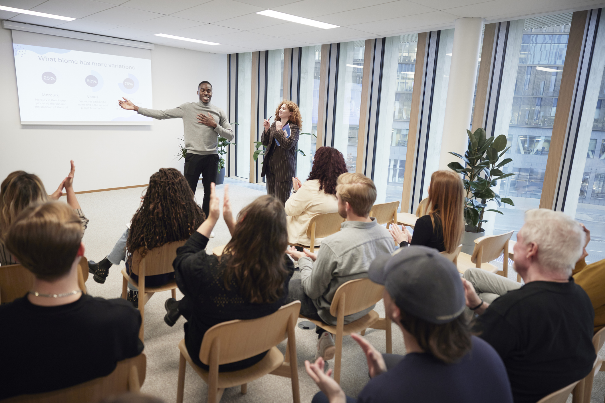 Tillitsvalgte som sitter i klasserom med to forelesere.