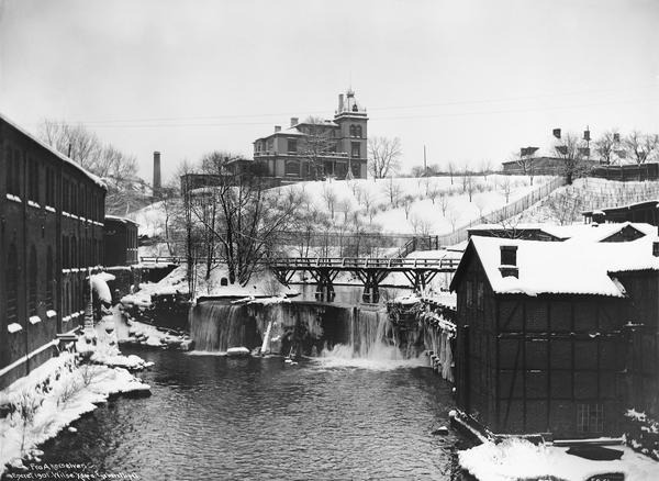 Svart hvitt fotografi fra 1901 av Bentse brug i Oslo