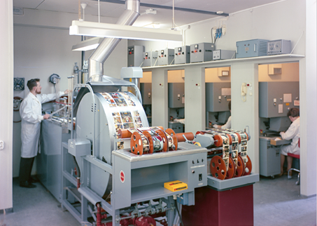 stor fotografiprinter med operatør