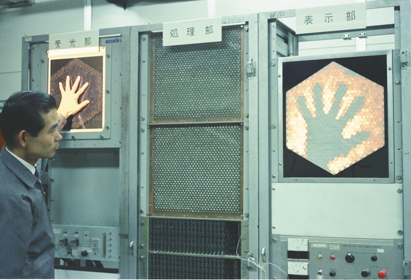 Kunihiko Fukushima som tester KI