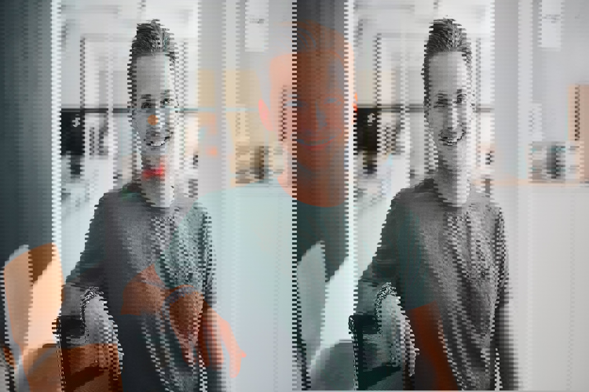 Smilende mannlig tillitsvalgt i moderne kontormiljø, klar for lønnsforhandlinger og medbestemmelse.