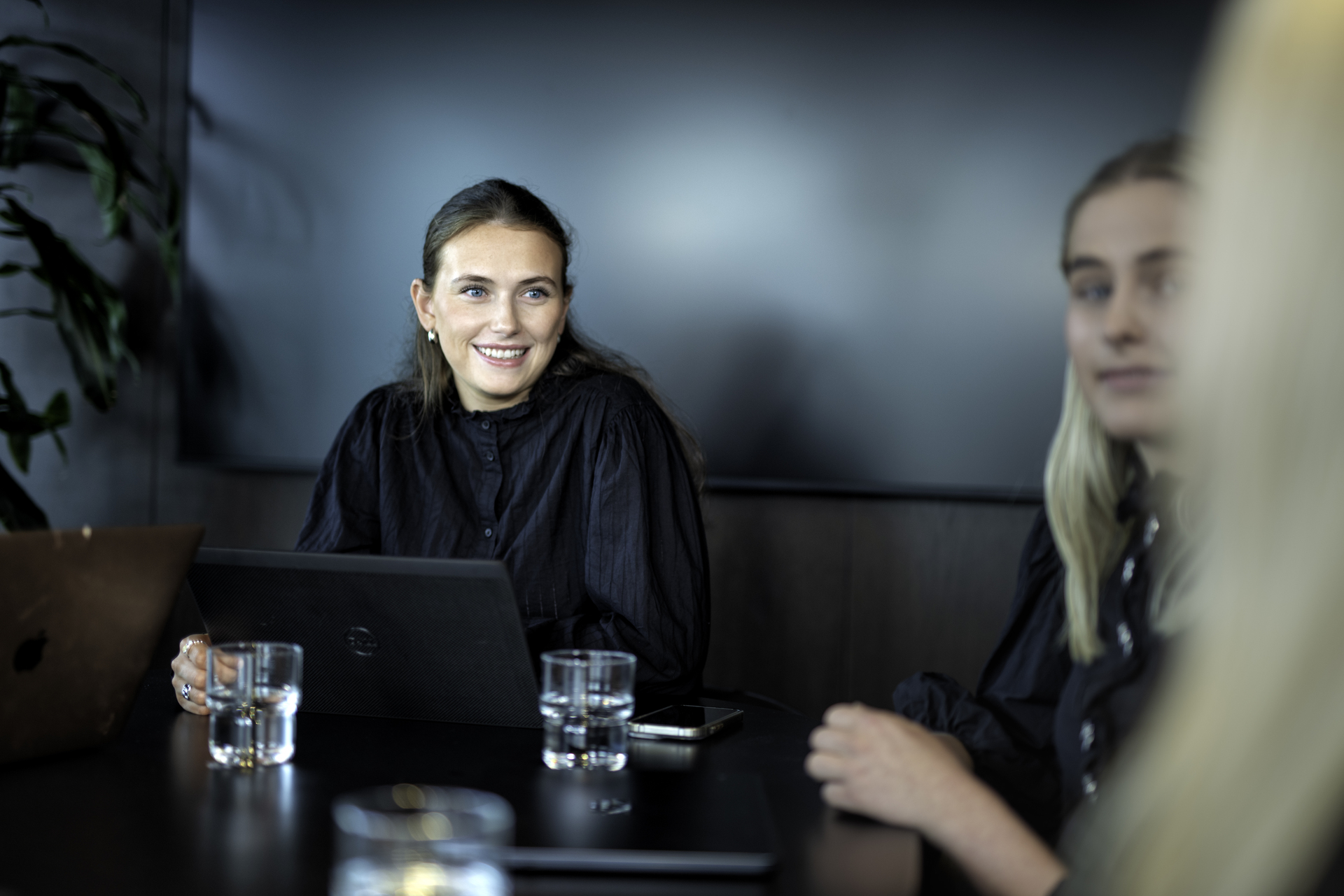 Ung smilende kvinne i møte