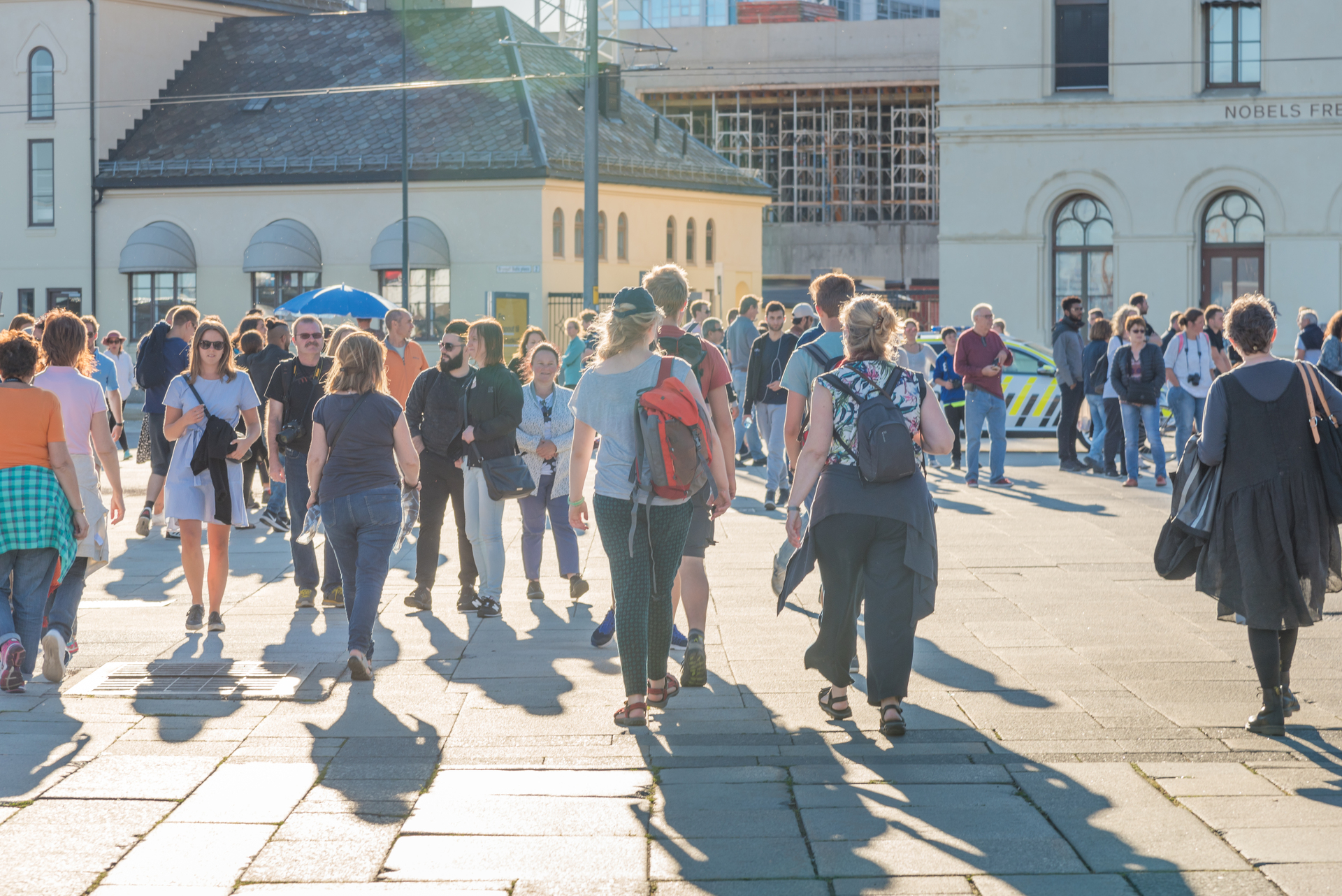 A crowd walking on a city street, symbolizing the diversity of working life and the importance of collective agreements such as collective agreements for all workers.