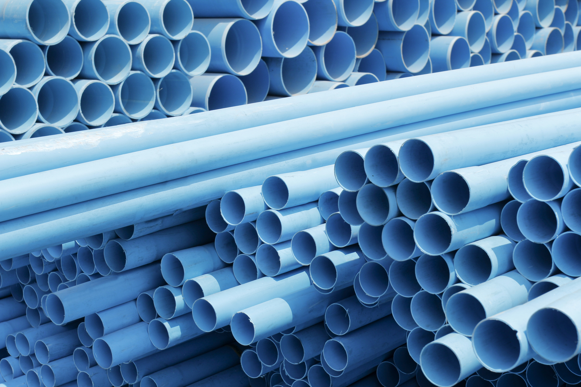 Illustrative photo of stacked PVC pipes on a construction site, symbolizing industrial production and the importance of good collective agreements to ensure fair working conditions in the construction industry.