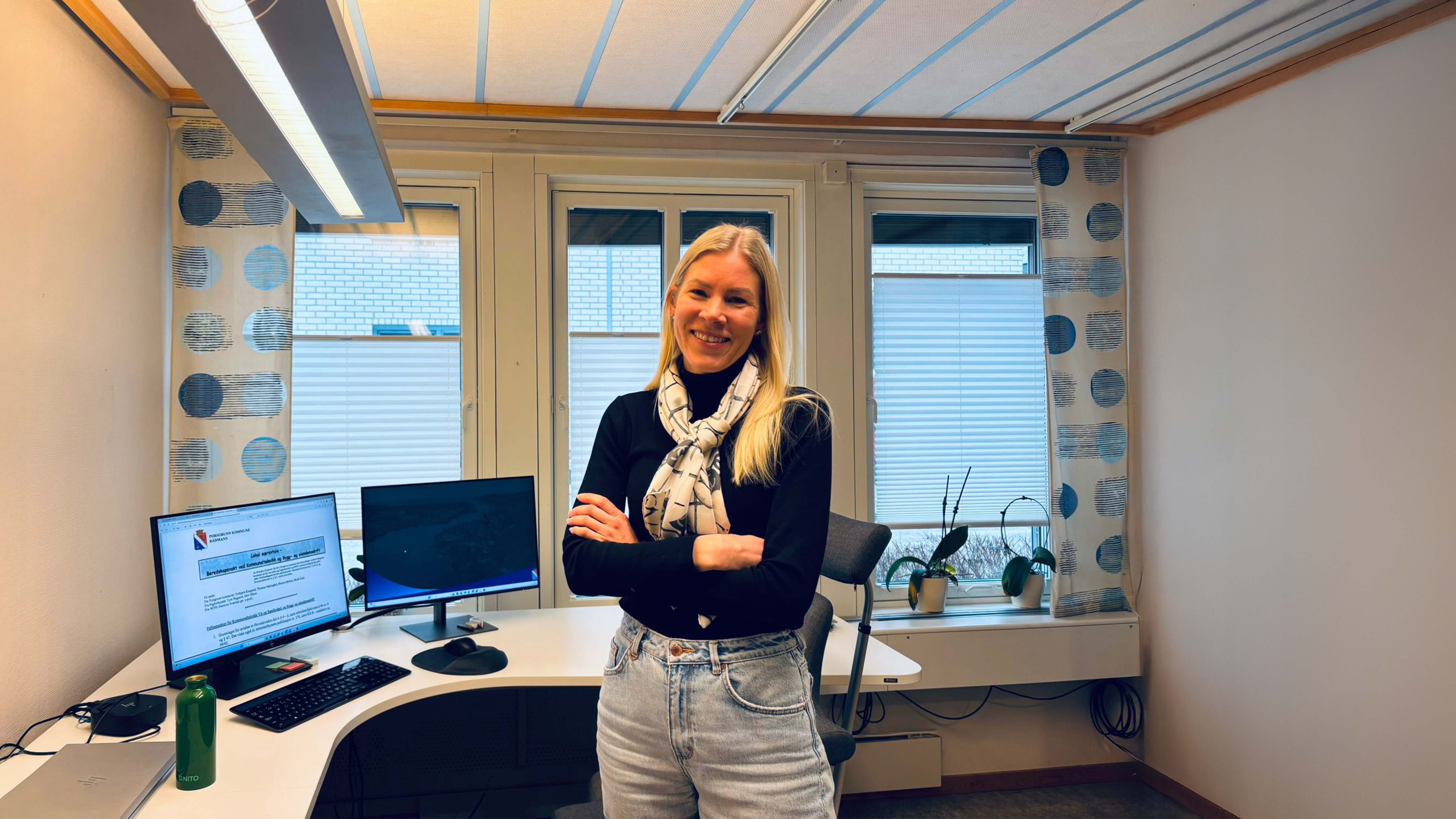 NITO-tillitsvalgt Kathrine Kværne stående på kontoret sitt, foran pc`en. Hun har armene i kors.