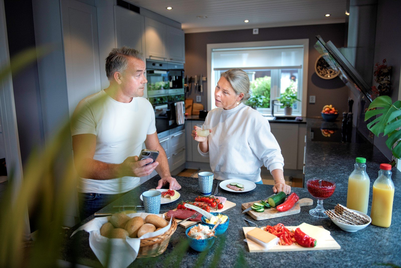 Conversation around the breakfast table. Photo: Luca Kleve-Ruud