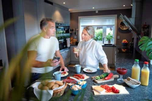 Conversation around the breakfast table. Photo: Luca Kleve-Ruud